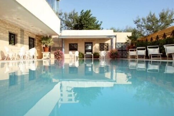 AuĂenpool (je nach Saison geöffnet), LiegestĂŒhle