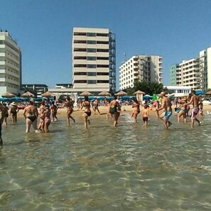 Spiaggia privata, lettini da mare, ombrelloni, un bar sulla spiaggia