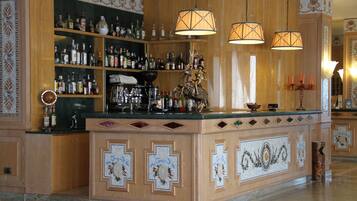 Eine Bar mit Holzsäulen, Pendelleuchten und einer dekorativen Statue.