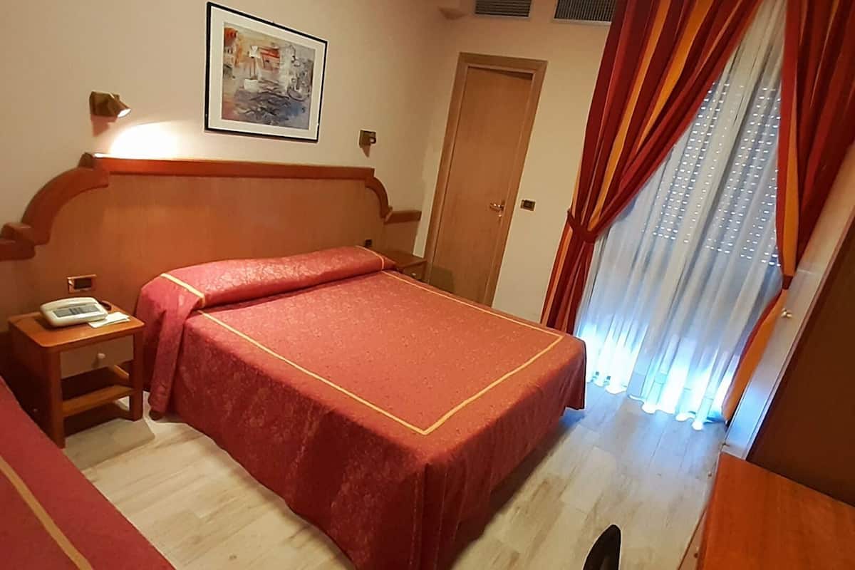 Classic Triple Room | Minibar, in-room safe, desk, laptop workspace