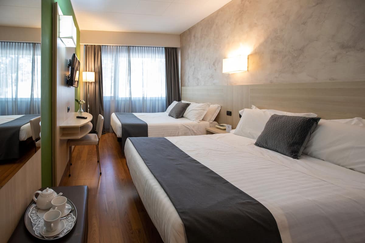 Executive-rum - 2 queensize-sängar | Värdeförvaringsskåp på rummet, skrivbord och ljudisolering