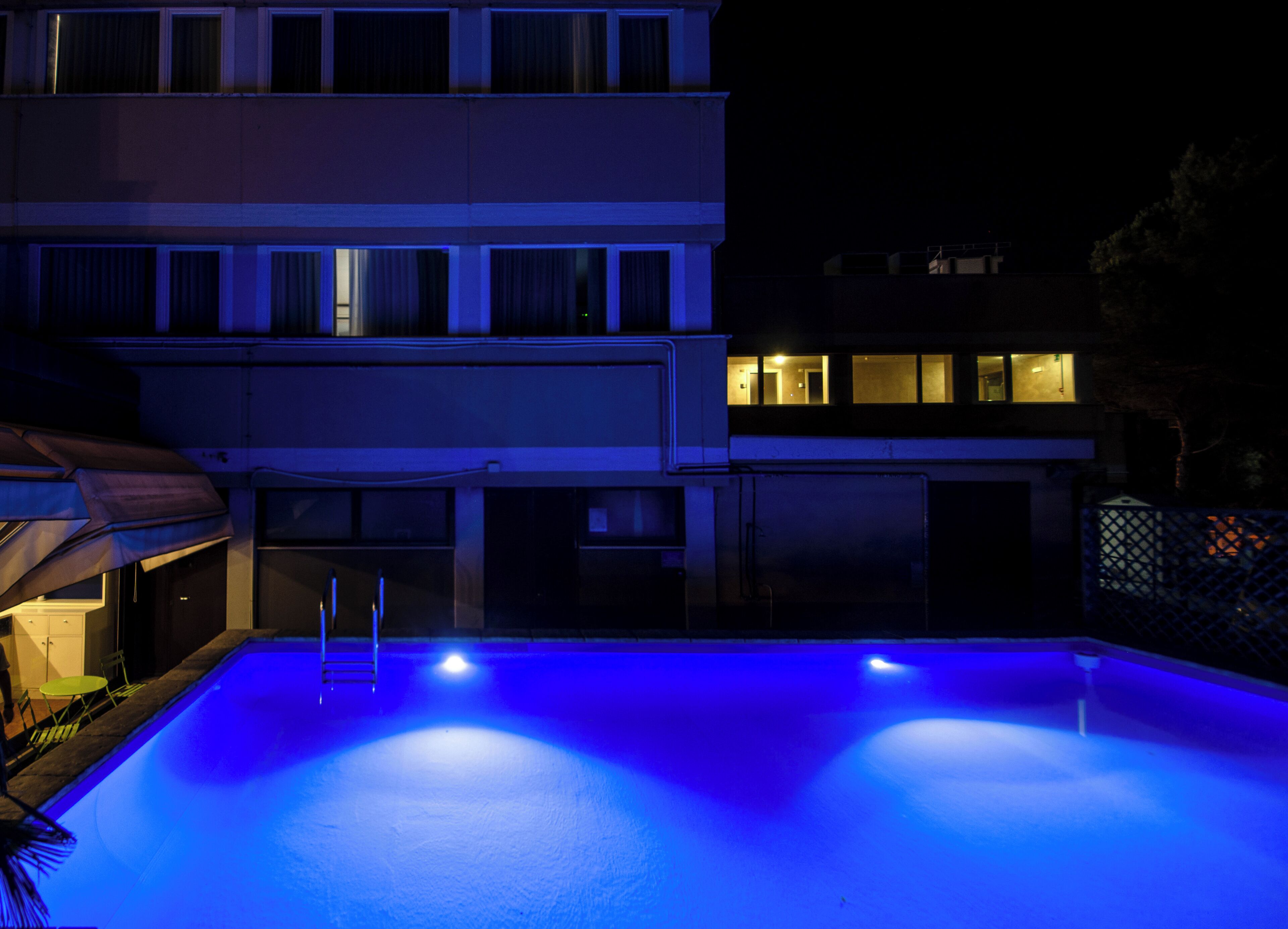 Piscina all'aperto, lettini