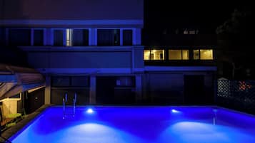 Piscina all'aperto, lettini