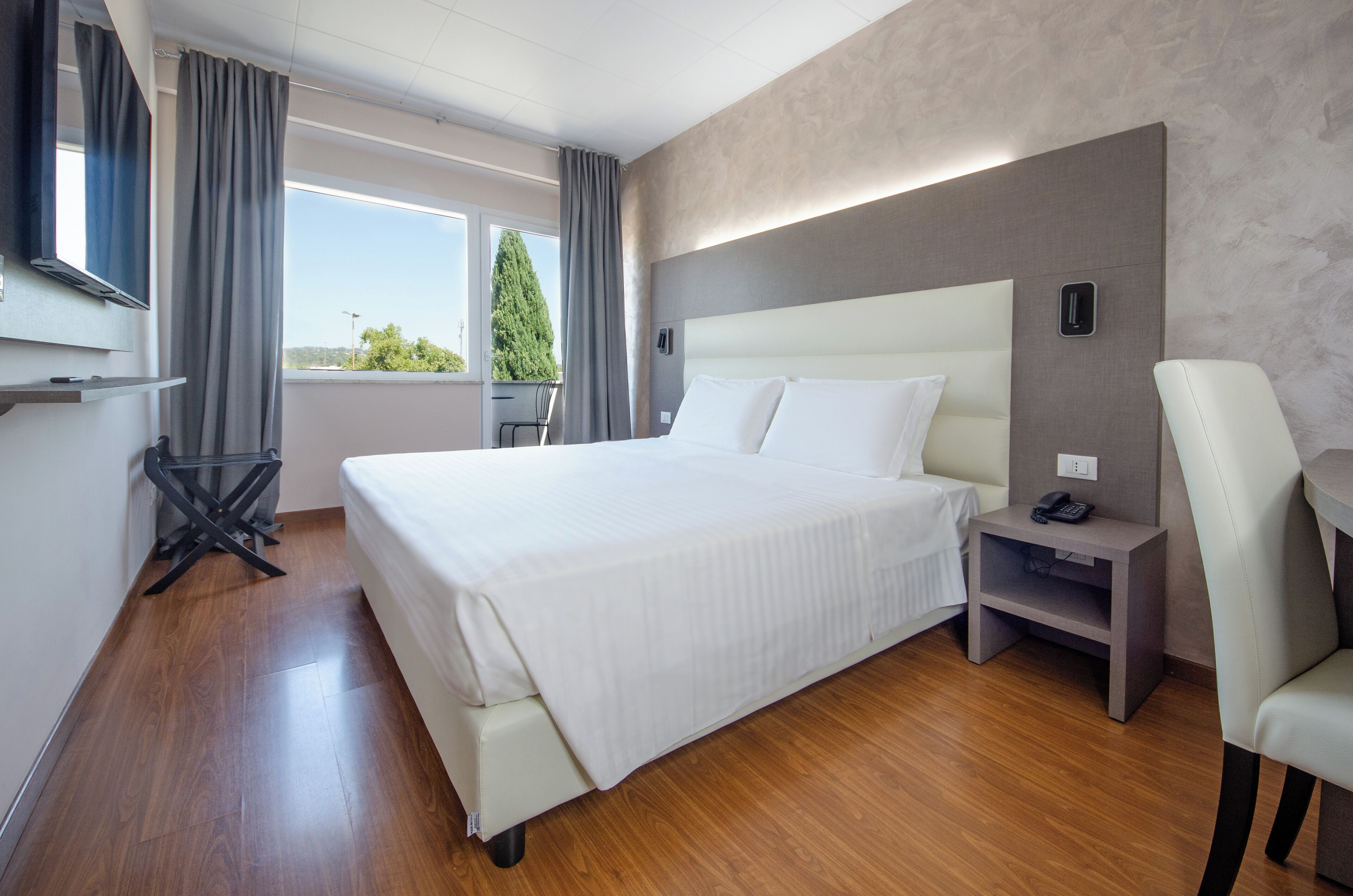 Habitación doble superior, 1 cama de matrimonio grande, balcón | Caja fuerte, escritorio, sistema de insonorización