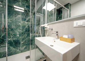 Ducha, secador de pelo, toallas