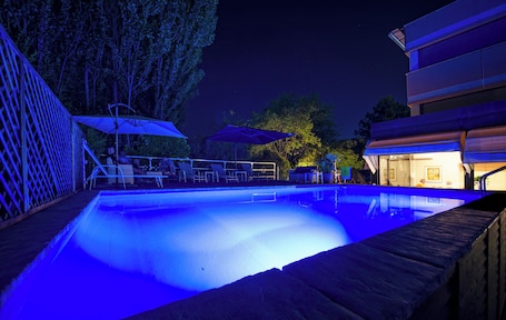 Una piscina al aire libre, tumbonas. Hotel Palace Del Conero