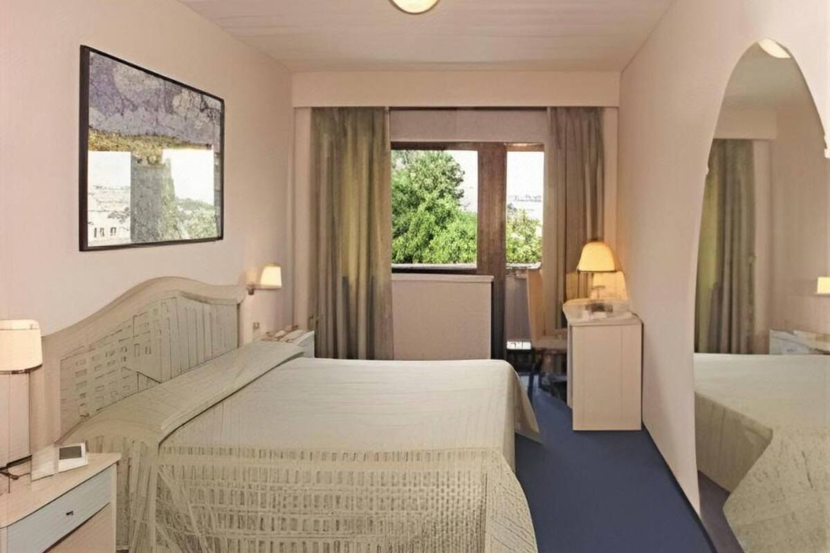 In-room safe, desk, soundproofing, iron/ironing board (on request)