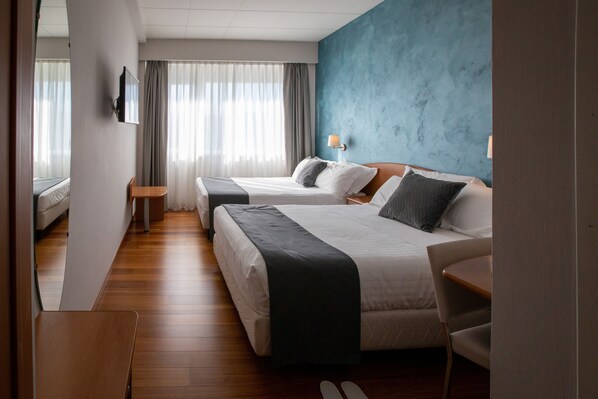 Superior Double Room | In-room safe, desk, soundproofing, iron/ironing board - Hotel Palace Del Conero (Osimo)