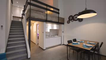 Loft clásico, 1 cama matrimonial y sofá cama | Área de sala de estar | Televisión de pantalla plana de 32 pulgadas con canales vía satélite