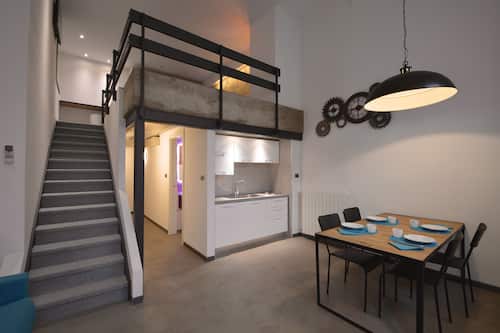 Loft clásico, 1 cama doble con sofá cama | Zona de estar | Televisión de pantalla plana de 32 pulgadas con canales por satélite