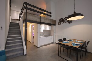 Classic-Loft, 1 Doppelbett und Schlafsofa | Wohnbereich | 32-Zoll-Flachbildfernseher mit Satellitenempfang, Fernseher