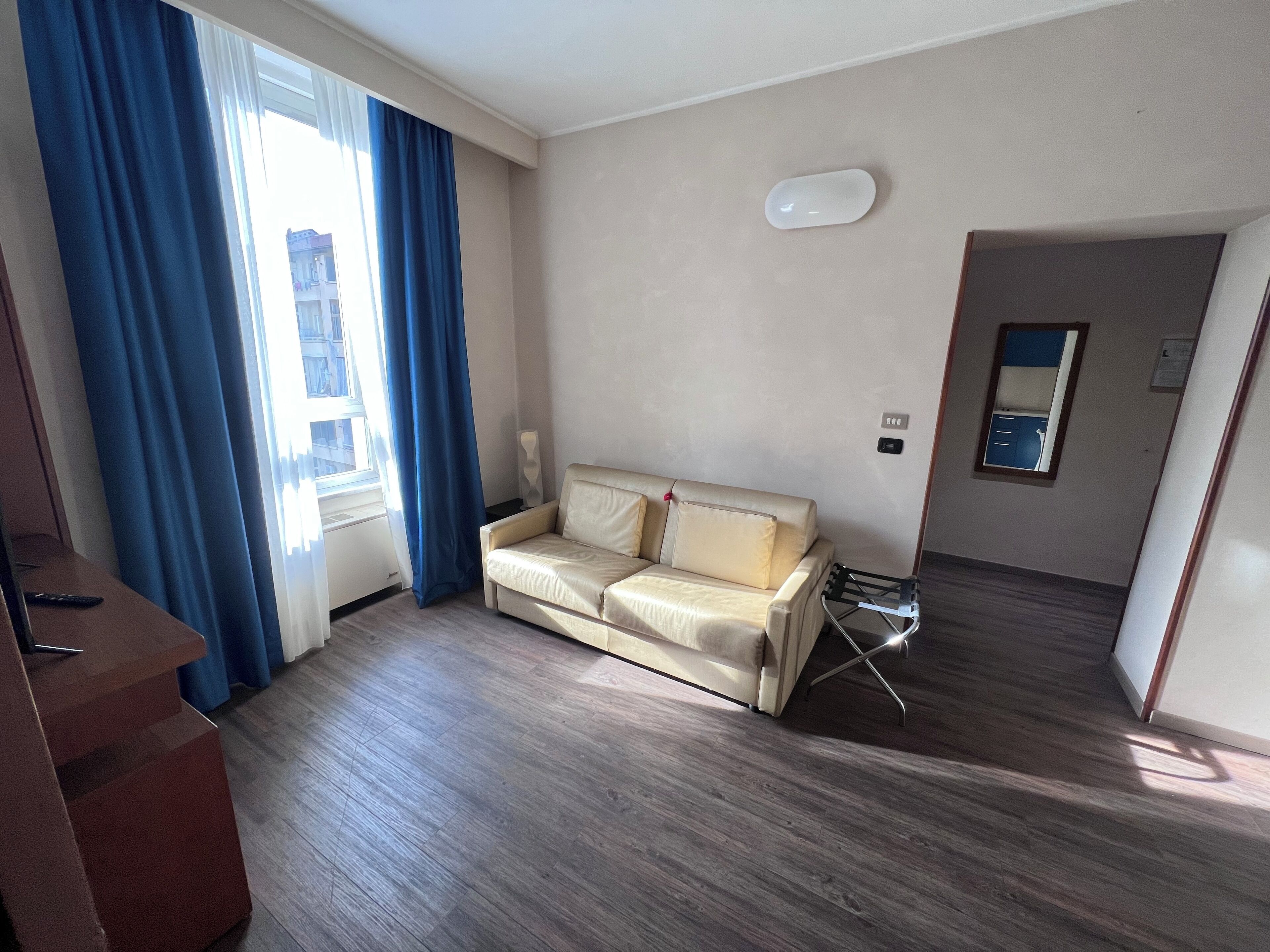 Deluxe Studio (4 Adulti) | Living area | 32-inch flat-screen TV with satellite channels, TV
