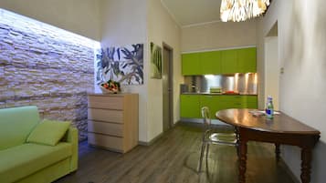 Apartment, 1 Bedroom (5 Adulti) | 1 bedroom, down duvets, in-room safe, desk
