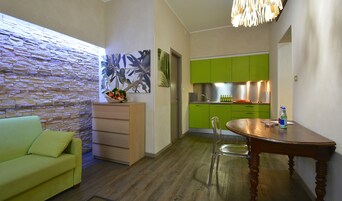 Apartment, 1 Bedroom (5 Adulti) | Down comforters, in-room safe, desk, laptop workspace