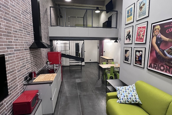 Exclusive-Loft, 1 Doppelbett und Schlafsofa | Wohnbereich | 32-Zoll-Flachbildfernseher mit Satellitenempfang, Fernseher