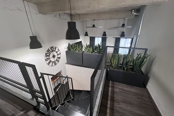 Exclusive-loftsværelse - 1 dobbeltseng med sovesofa | Dundyner, pengeskab på værelset, skrivebord