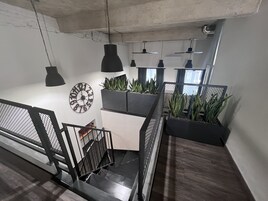 Exclusive-Loft, 1 Doppelbett und Schlafsofa | Daunenbettdecken, Zimmersafe, Schreibtisch