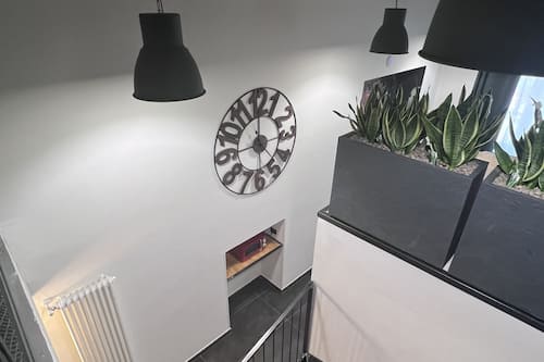 Loft exclusivo, 1 cama doble con sofá cama | Edredones de plumas, caja fuerte, escritorio