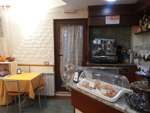 Sarapan prasmanan setiap hari (EUR 5 per orang)