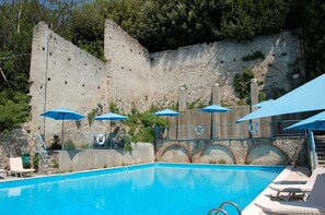 Seasonal outdoor pool, pool umbrellas, pool loungers - Broglia (Sirmione)
