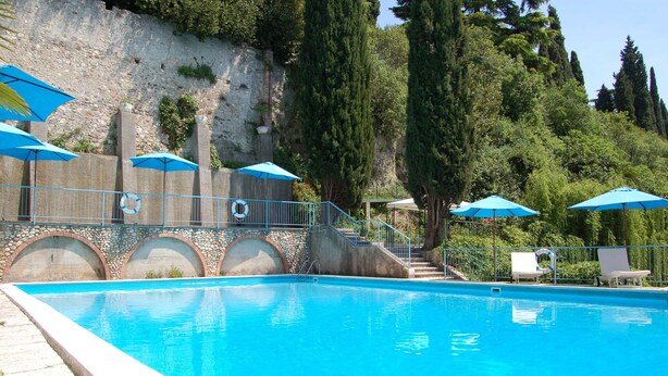 Seasonal outdoor pool, pool umbrellas, sun loungers - Broglia (Sirmione)