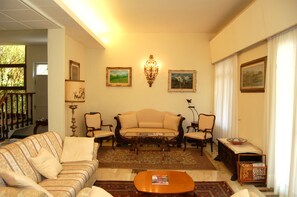 Coin salon dans le hall