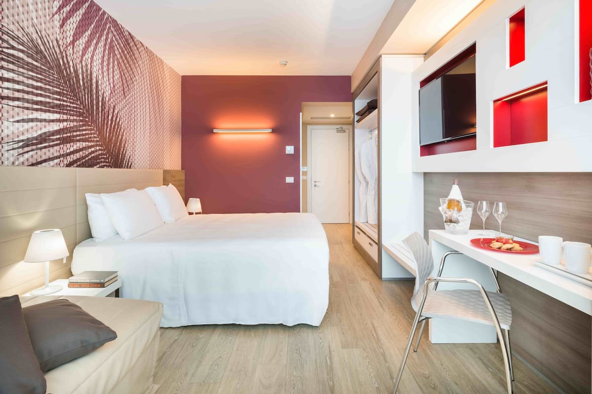 Roupas de cama premium, frigobar, cofres nos quartos, escrivaninha