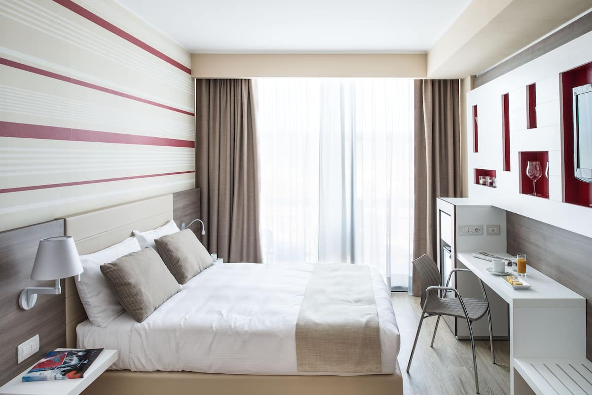Roupas de cama premium, frigobar, cofres nos quartos, escrivaninha