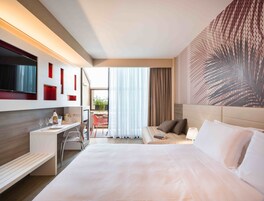 高档床上用品、迷你吧、客房内保险箱、办公桌