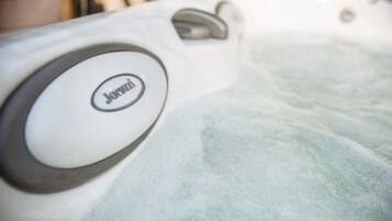 Gros plan du logo de la marque Jacuzzi sur une surface blanche.