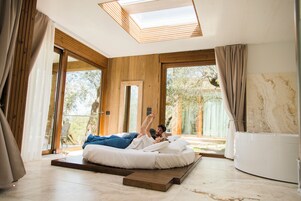 Suite con Idromassaggio | Ropa de cama de alta calidad, minibar, caja fuerte y escritorio