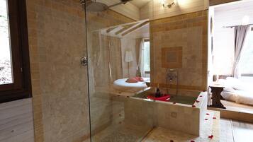 Suite (Eco) | Bagno | Set di cortesia gratuito, asciugacapelli, pantofole, bidet