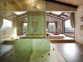 Suite (Eco) | Ropa de cama de alta calidad, minibar, caja fuerte y escritorio