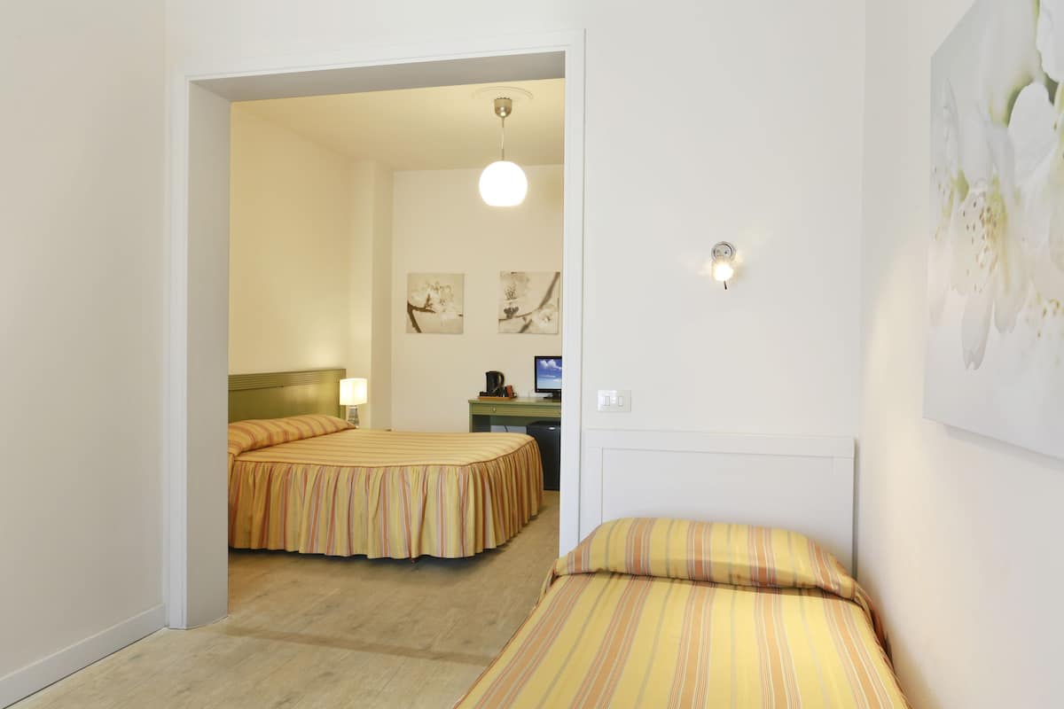 Dreibettzimmer, Terrasse | Italienische Bettbezüge von Frette, Select-Comfort-Betten, Minibar