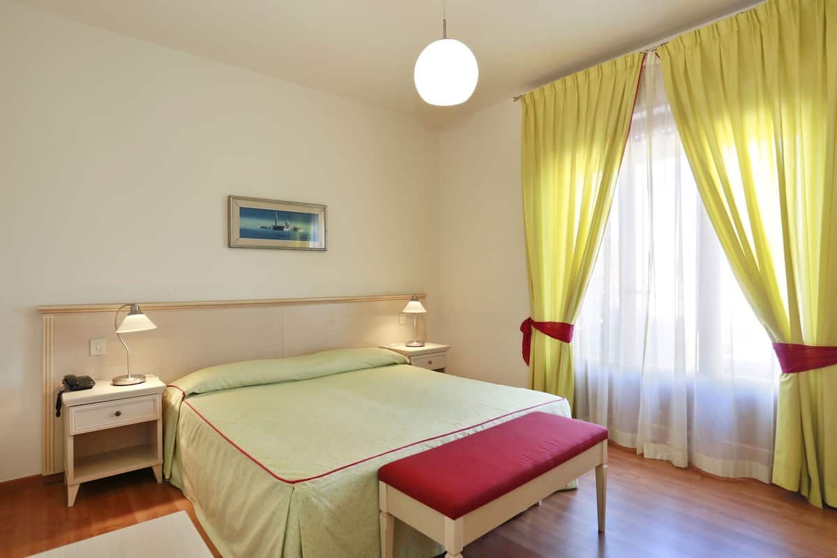 Frette Italian sheets, Select Comfort beds, minibar, in-room safe