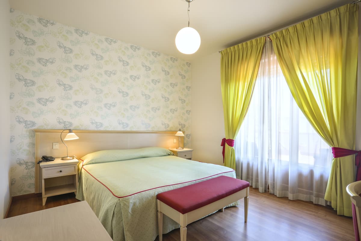 Doppelzimmer, Terrasse | Italienische Bettbezüge von Frette, Select-Comfort-Betten, Minibar