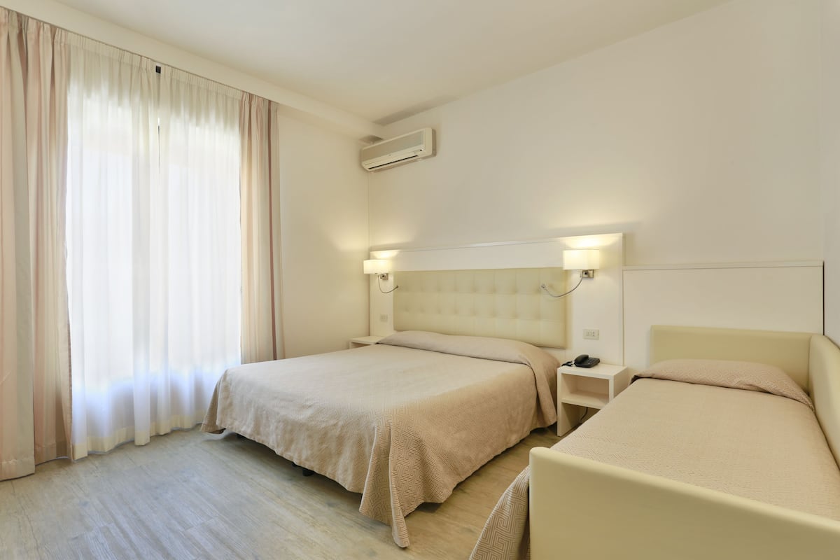 Dreibettzimmer | Italienische Bettbezüge von Frette, Select-Comfort-Betten, Minibar