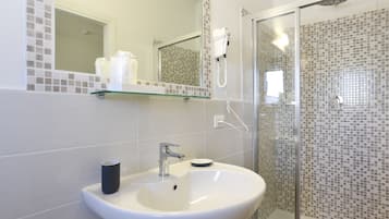 Triple Room, Terrace | Bathroom | Free toiletries, hair dryer, bidet, towels