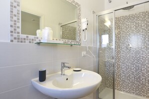 Chambre Triple, terrasse | Salle de bain