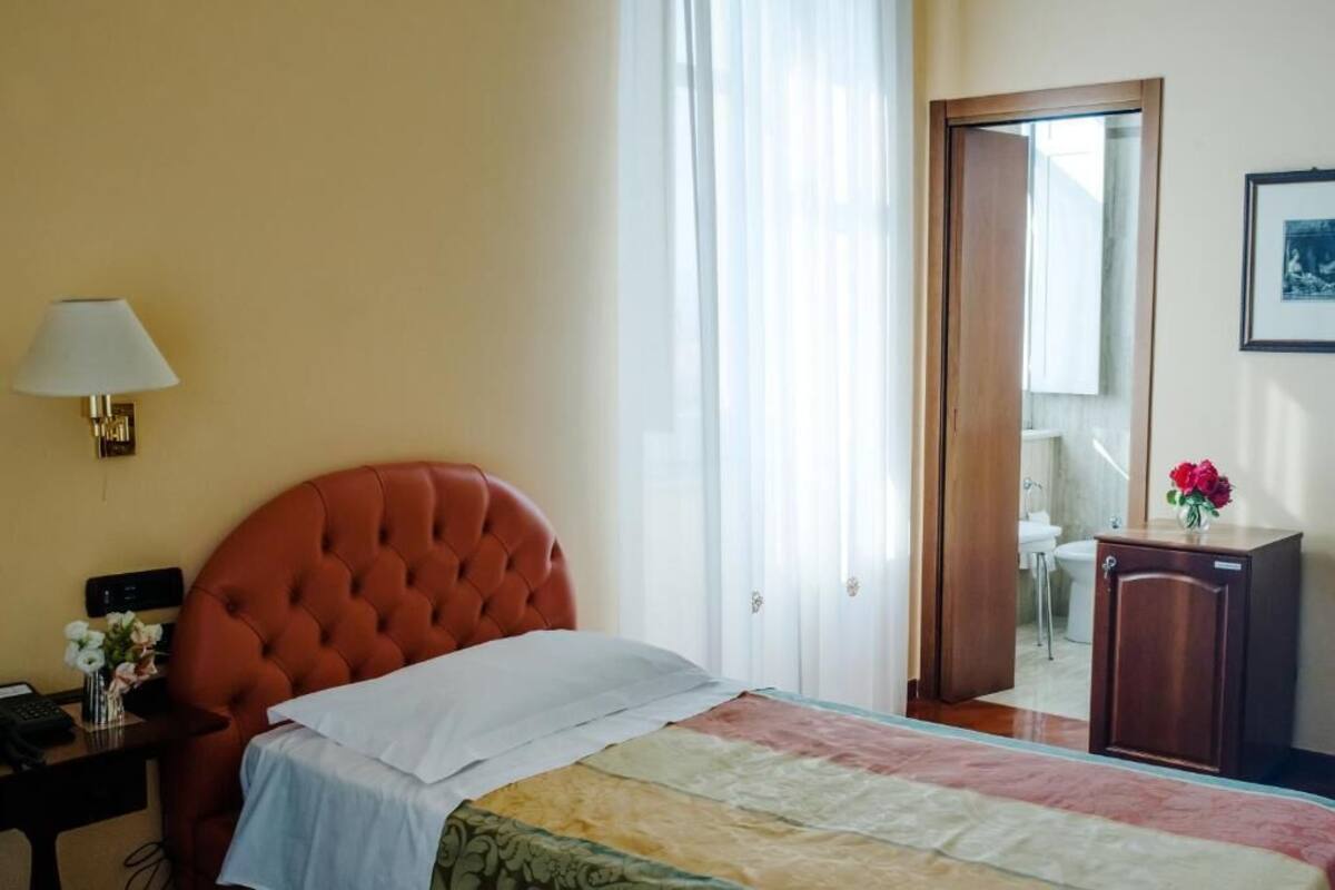 スタンダード ルーム シングルベッド 1 台 (Classic Single Room) | エジプト綿のシーツ、高級寝具、羽毛の掛け布団、ミニバー