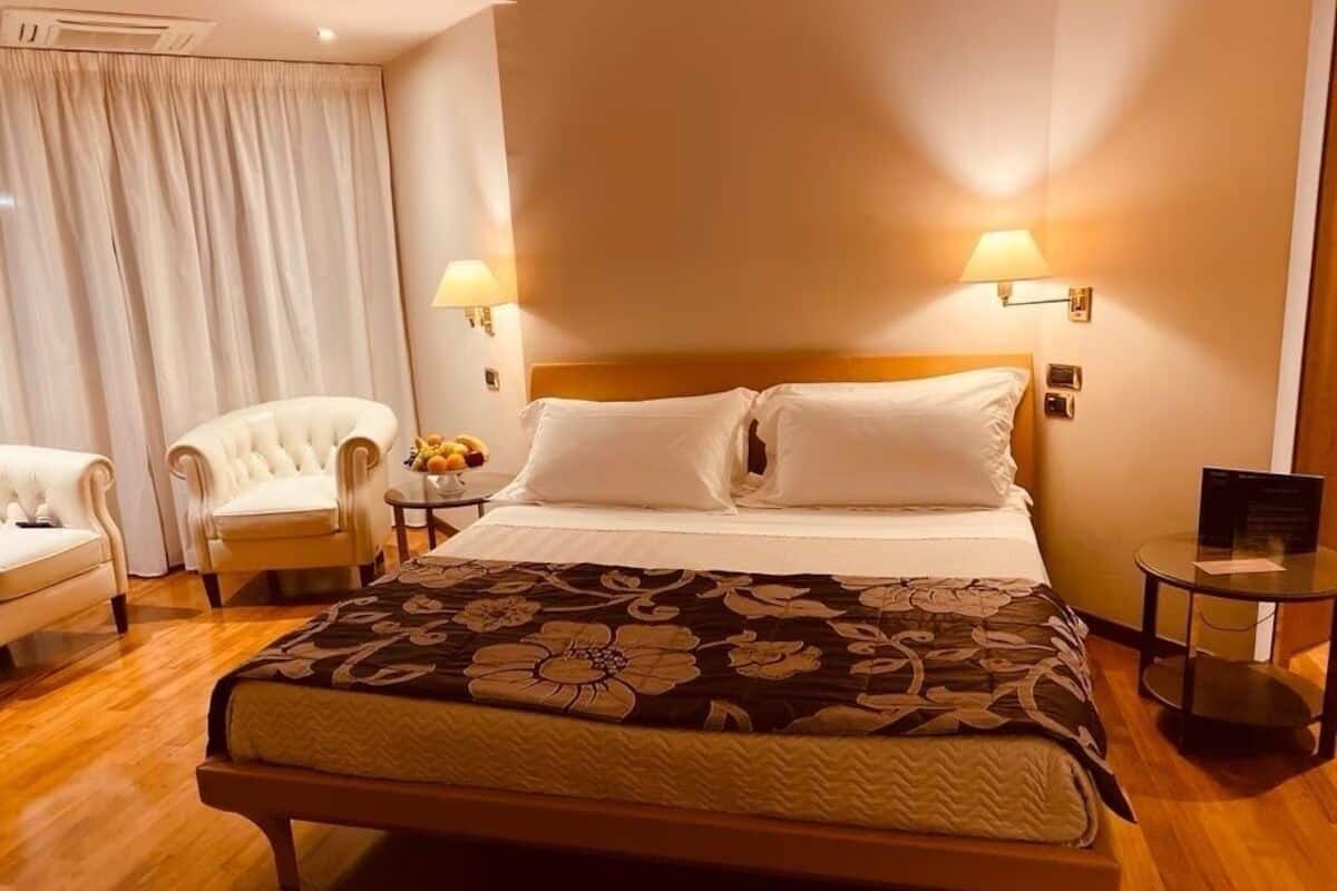 1 bedroom, Egyptian cotton sheets, premium bedding, down comforters