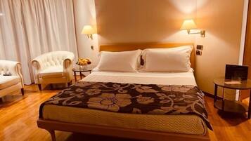 1 bedroom, Egyptian cotton sheets, premium bedding, down duvets