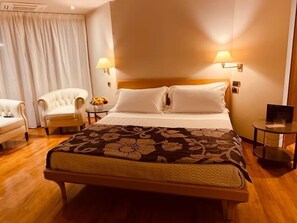 1 bedroom, Egyptian cotton sheets, premium bedding, down duvets