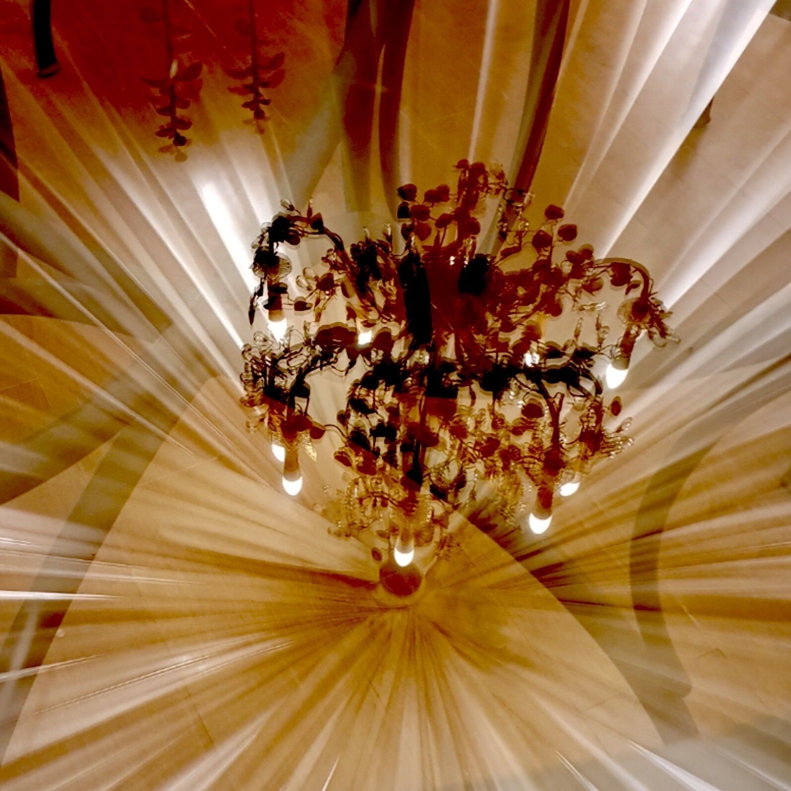 Un lampadario con molte lampadine e decorazioni elaborate.