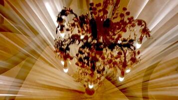 Un lampadario con molte lampadine e decorazioni elaborate.