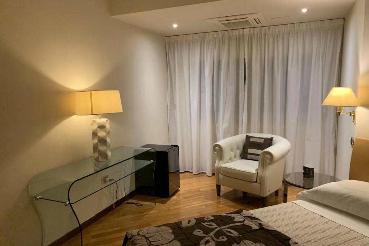 デラックス ルーム ダブルベッド 1 台 (Deluxe Room) | エジプト綿のシーツ、高級寝具、羽毛の掛け布団、ミニバー