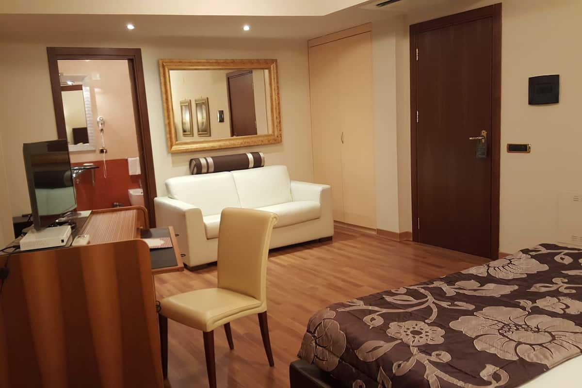 1 bedroom, Egyptian cotton sheets, premium bedding, down comforters