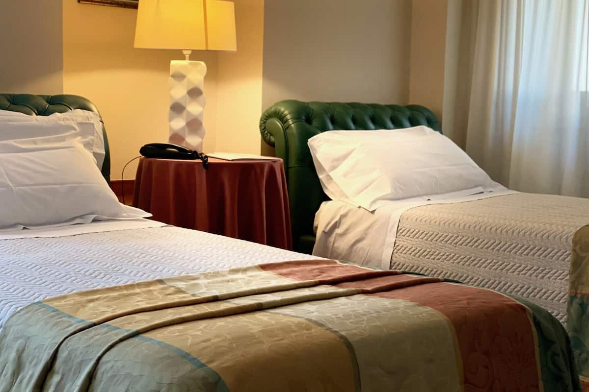 1 bedroom, Egyptian cotton sheets, premium bedding, down comforters