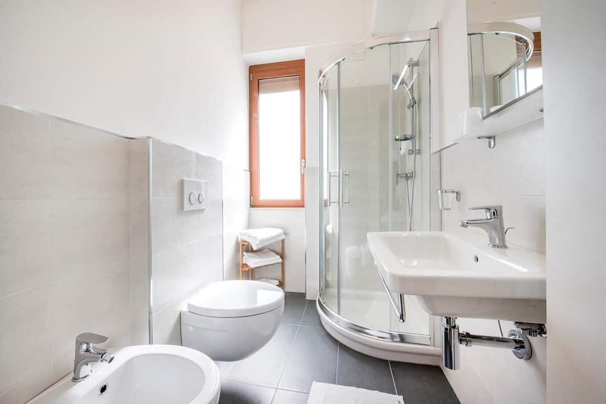 shower, free toiletries, hair dryer, slippers