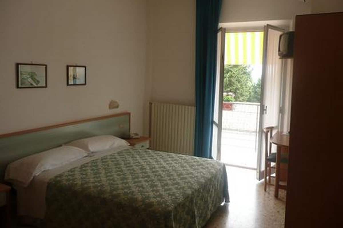 Minibar, caja fuerte, tabla de planchar con plancha